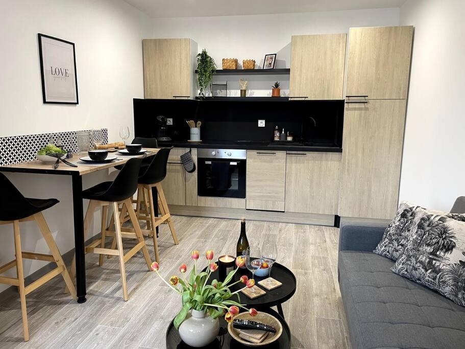 Bel Appartement Sur Cour Plein Centre Ville Et Parking Moulins  Bagian luar foto