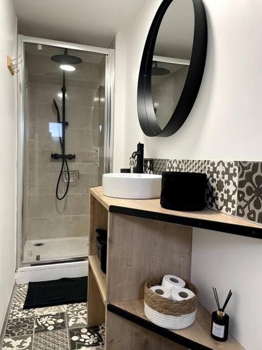 Bel Appartement Sur Cour Plein Centre Ville Et Parking Moulins  Bagian luar foto